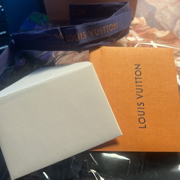 Sold - Louis Vuitton LV ESSENTIAL V BRACELET GP RHINESTONE GOLD CLEAR SWAROVSKI - Picture 10 of 12